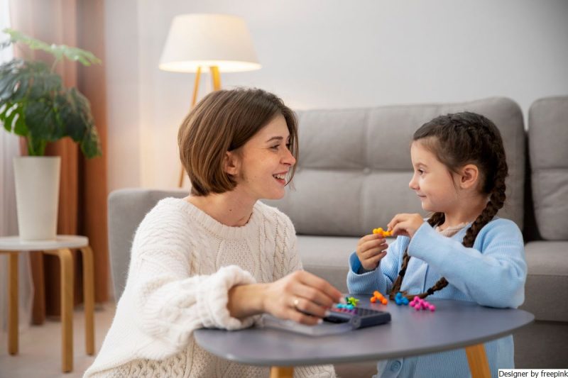 mulher brincando com criança representando a psicoterapia infantil