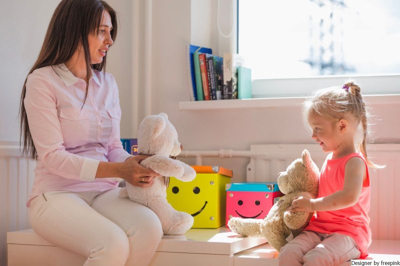 mulher brinca com criança simbolizando como funciona a psicoterapia infantil