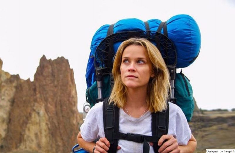 mulher com mochila nas costas, faz trilha representando o filme livre.