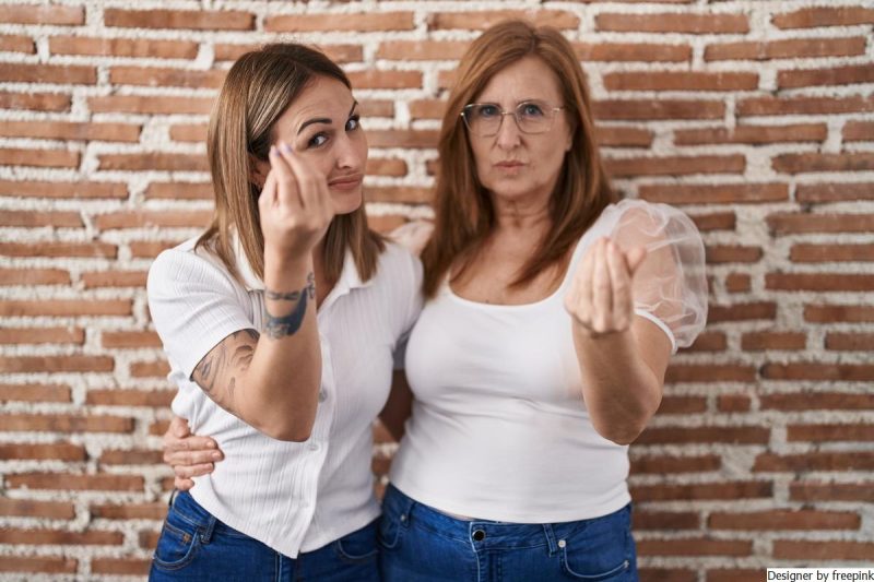 mãe e filha usando calca jeans escura e blusa de manga curta branca simbolisando como dizer não para a mãe sem culpa.