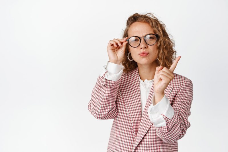 mulher-loira-jovem-cabelos curtos, usa óculos simbolizando como o sofrimento pode influenciar sua visão de mundo.