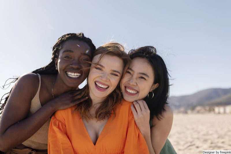 mulheres, amigas, na praia simbolizando a gratidão pelo dia internacional da mulher.